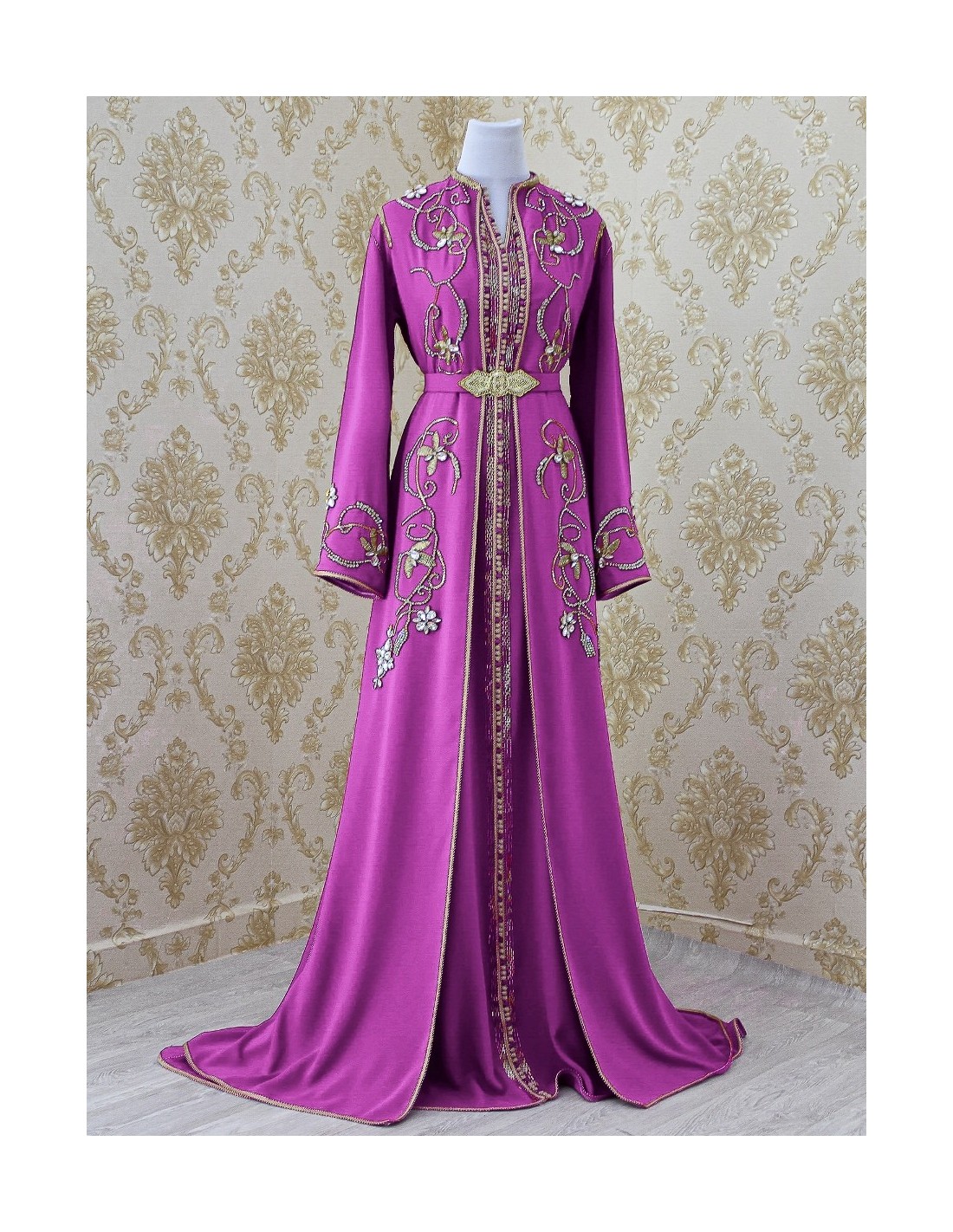Fliederfarbenes Kaftankleid mit Perlenstickerei