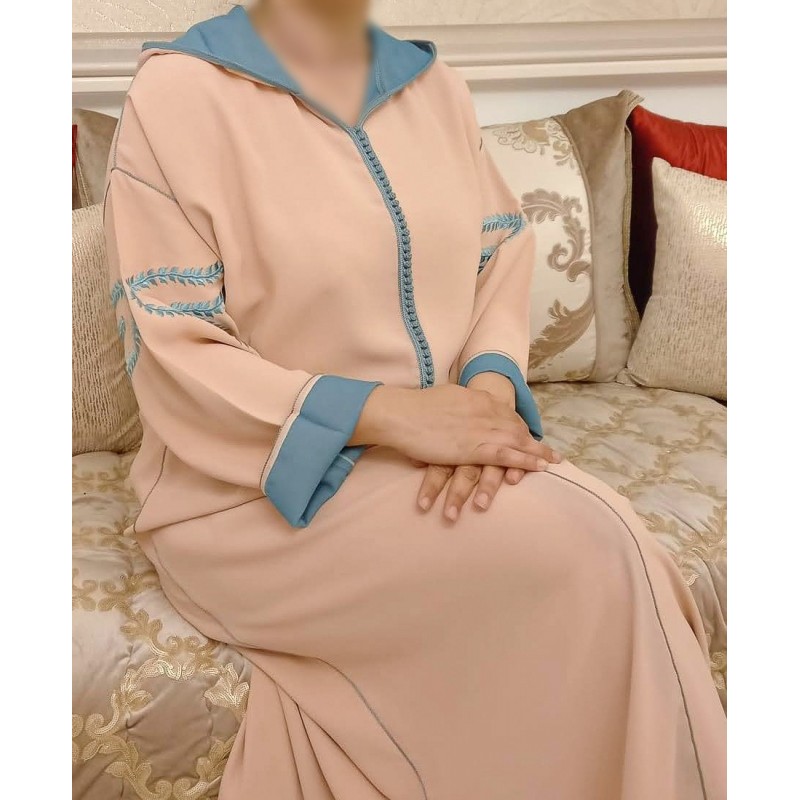 Djellaba femme en crepe rose clair et broderie bleu - 